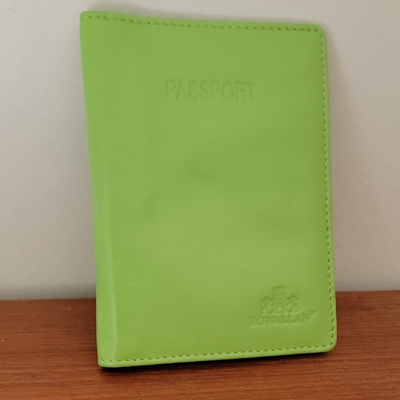 Rowallan RFID Leather Passport HolderBin2